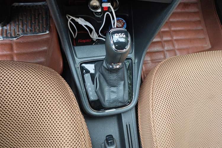 Used Skoda Rapid Spaceback 2014 1.4TSI DSG Enjoyment Edition Gear Lever