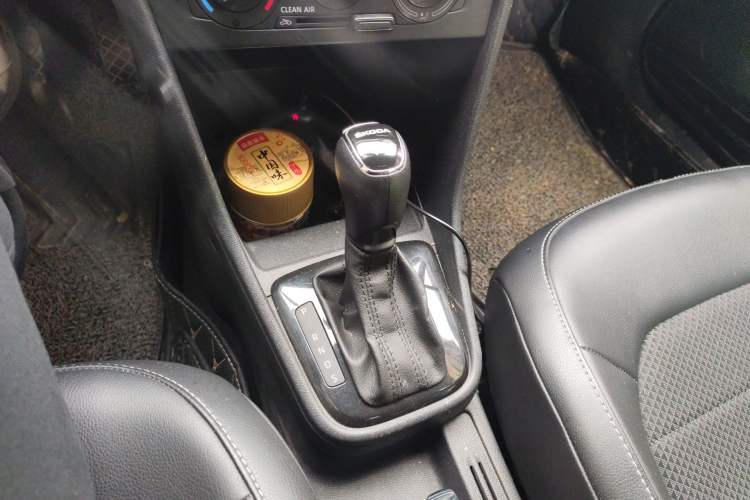 Used Skoda Rapid Spaceback 2014 1.6L Automatic Enjoyment Edition Gear Lever