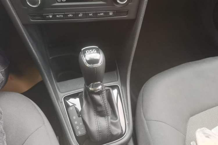 Used Skoda Rapid Spaceback 2014 1.4TSI DSG Enjoyment Edition Gear Lever