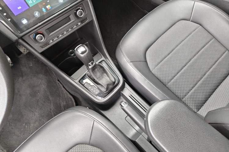 Used Skoda Rapid Spaceback 2014 1.4 TSI DSG Comfort Edition Gear Lever