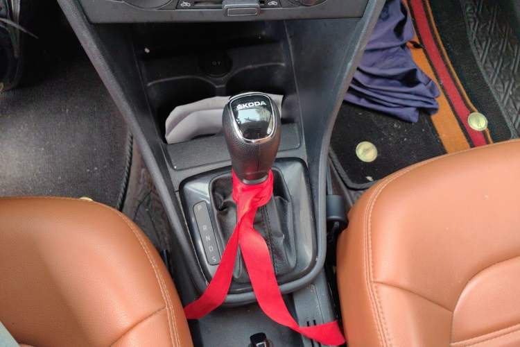 Used Skoda Rapid Spaceback 2014 1.6L Automatic Enjoyment Edition Gear Lever