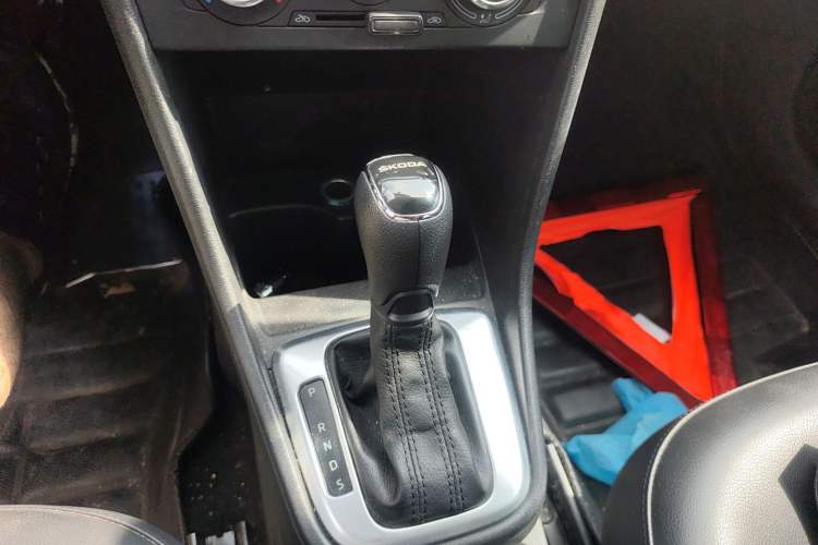 Used Skoda Rapid Spaceback 2014 1.6L Automatic Enjoyment Edition Gear Lever