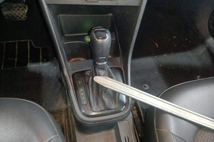 Used Skoda Rapid Spaceback 2014 1.6L Automatic Enjoyment Edition Gear Lever