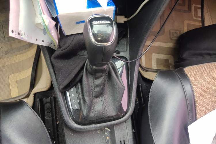 Used Skoda Rapid Spaceback 2014 1.6L Automatic Enjoyment Edition Gear Lever