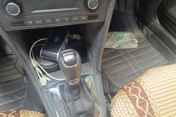 Used Skoda Rapid Spaceback 2014 1.6L Automatic Enjoyment Edition Gear Lever