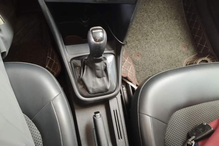 Used Skoda Rapid Spaceback 2014 1.6L Automatic Enjoyment Edition Gear Lever