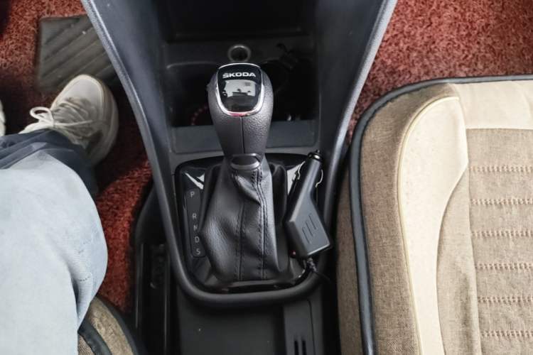 Used Skoda Rapid Spaceback 2014 1.6L Automatic Enjoyment Edition Gear Lever
