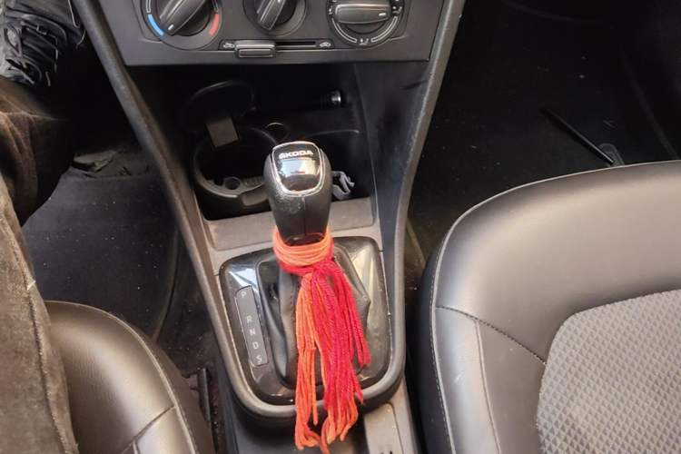 Used Skoda Rapid Spaceback 2014 1.6L Automatic Enjoyment Edition Gear Lever