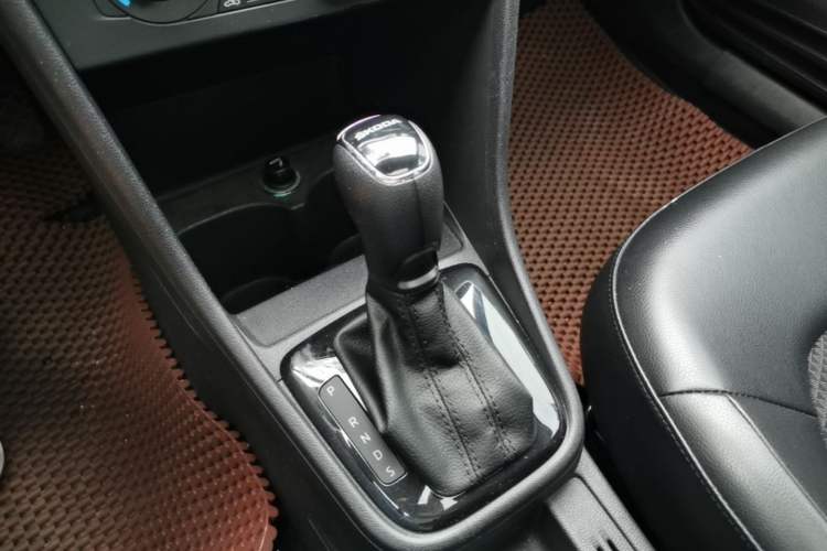 Used Skoda Rapid Spaceback 2014 1.6L Automatic Enjoyment Edition Gear Lever