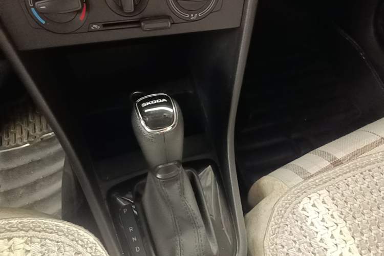 Used Skoda Rapid Spaceback 2014 1.6L Automatic Enjoyment Edition Gear Lever