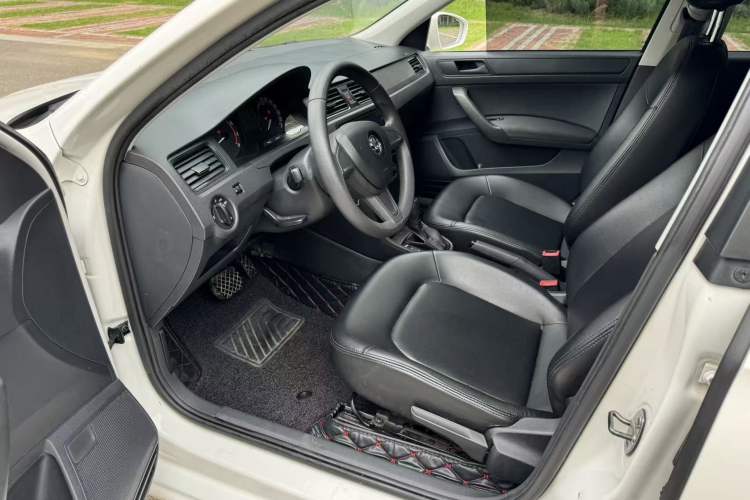 Used Skoda Rapid Spaceback 2014 1.6L Automatic Enjoyment Edition Interior 2