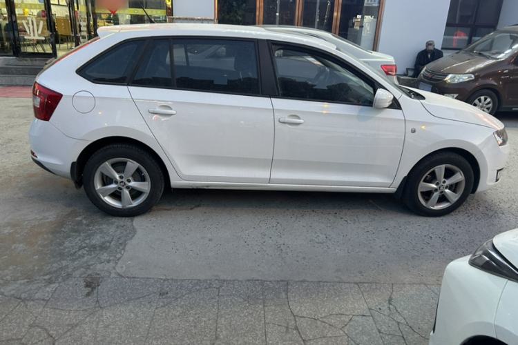 Used Skoda Rapid Spaceback 2014 1.6L Automatic Enjoyment Edition Interior 2