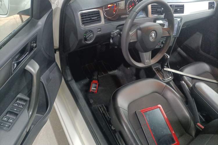 Used Skoda Rapid Spaceback 2014 1.6L Automatic Enjoyment Edition Interior 3