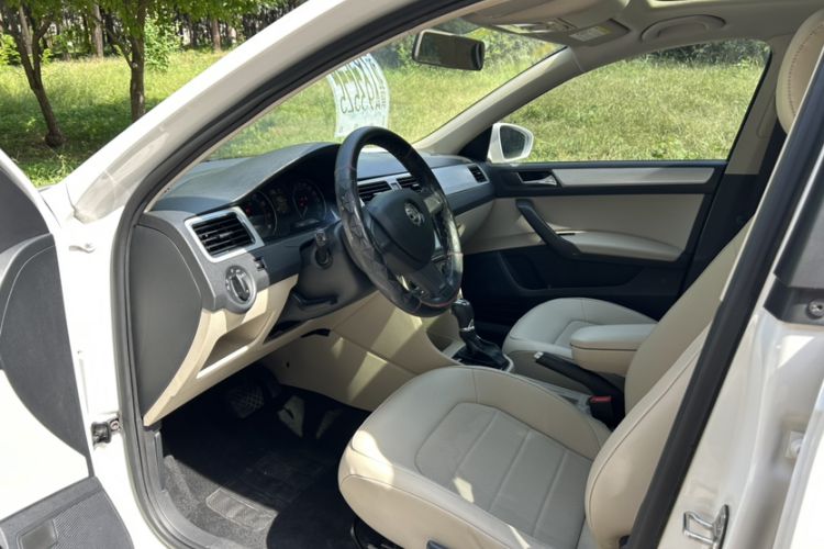 Used Skoda Rapid Spaceback 2014 1.4 TSI DSG Comfort Edition Interior 3