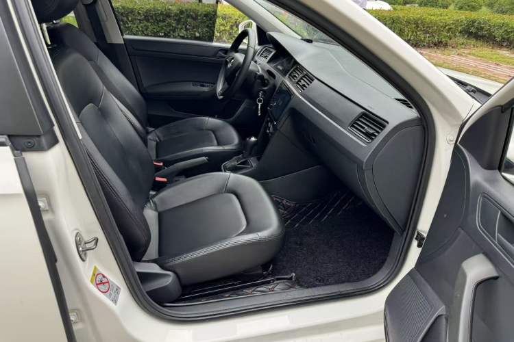 Used Skoda Rapid Spaceback 2014 1.6L Automatic Enjoyment Edition Interior 4