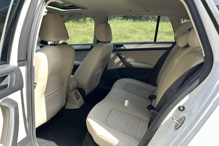 Used Skoda Rapid Spaceback 2014 1.4 TSI DSG Comfort Edition Interior 4