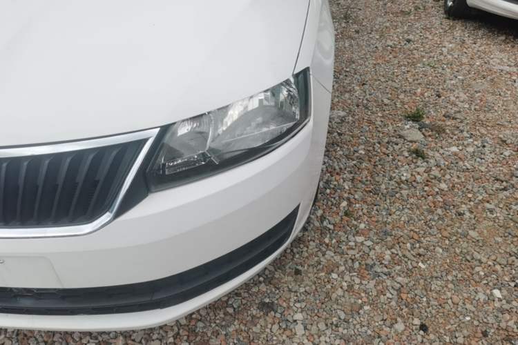 Used Skoda Rapid Spaceback 2014 1.4TSI DSG Enjoyment Edition Left Front Headlight