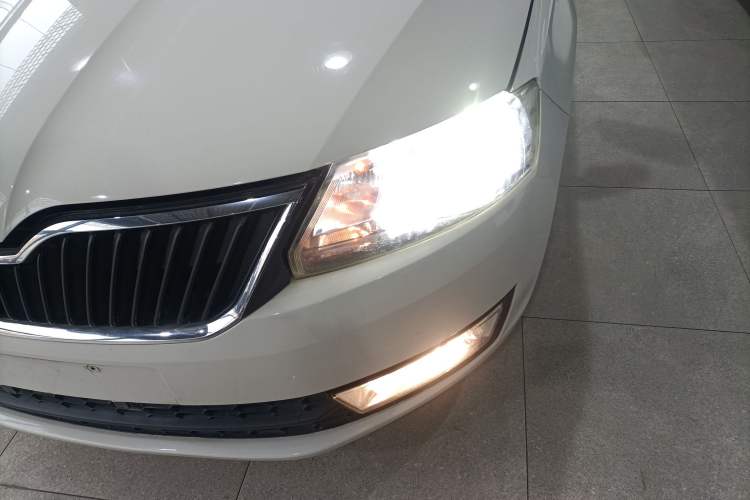 Used Skoda Rapid Spaceback 2014 1.6L Automatic Enjoyment Edition Left Front Headlight