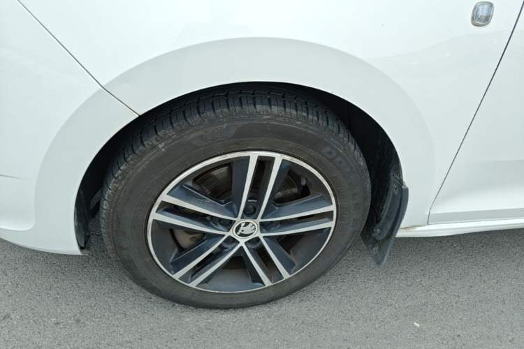 Used Skoda Rapid Spaceback 2014 1.4 TSI DSG Comfort Edition Left Front Wheel Hub
