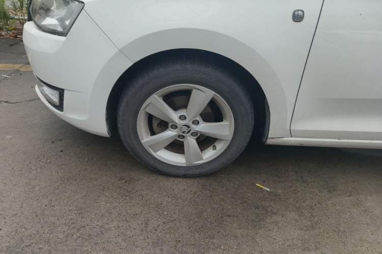 Used Skoda Rapid Spaceback 2014 1.6L Automatic Enjoyment Edition Left Front Wheel Hub