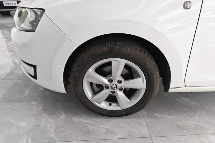 Used Skoda Rapid Spaceback 2014 1.6L Automatic Enjoyment Edition Left Front Wheel Hub