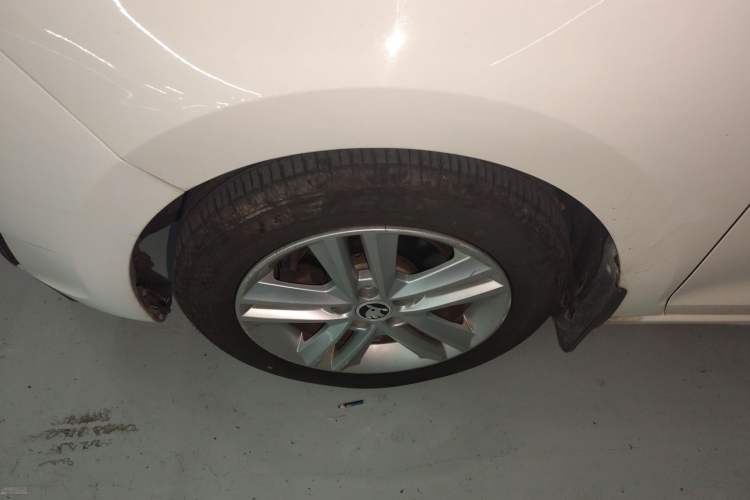 Used Skoda Rapid Spaceback 2014 1.6L Automatic Enjoyment Edition Left Front Wheel Hub