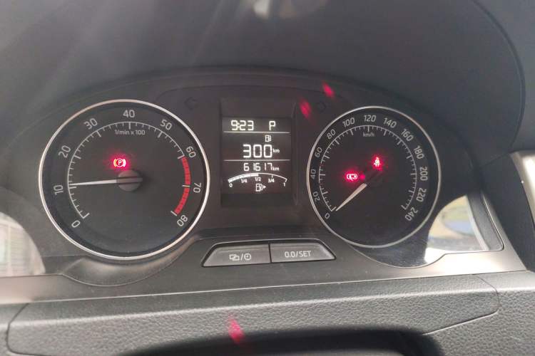 Used Skoda Rapid Spaceback 2014 1.6L Automatic Enjoyment Edition Odometer Close Up