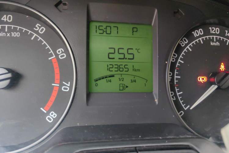 Used Skoda Rapid Spaceback 2014 1.6L Automatic Enjoyment Edition Odometer Close Up