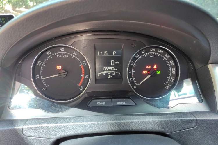 Used Skoda Rapid Spaceback 2014 1.4 TSI DSG Comfort Edition Odometer Close Up