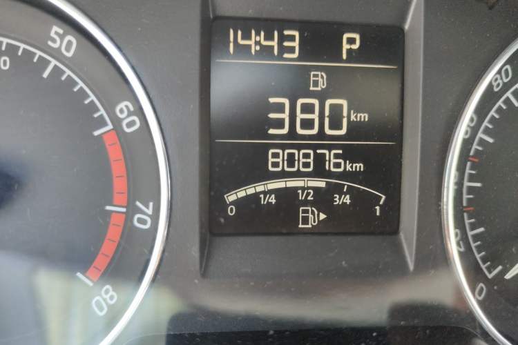 Used Skoda Rapid Spaceback 2014 1.4 TSI DSG Trend Edition Odometer Close Up