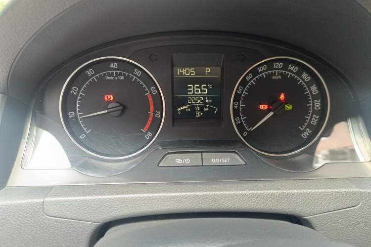 Used Skoda Rapid Spaceback 2014 1.6L Automatic Enjoyment Edition Odometer Close Up