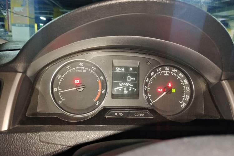 Used Skoda Rapid Spaceback 2014 1.6L Automatic Enjoyment Edition Odometer Close Up
