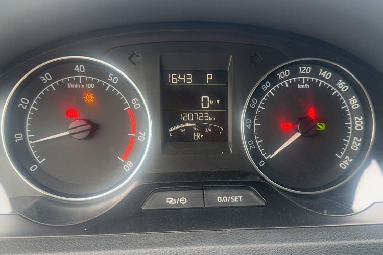 Used Skoda Rapid Spaceback 2014 1.4 TSI DSG Trend Edition Odometer Close Up