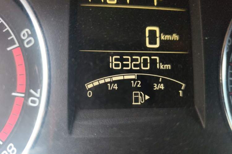 Used Skoda Rapid Spaceback 2014 1.4 TSI DSG Comfort Edition Odometer Close Up