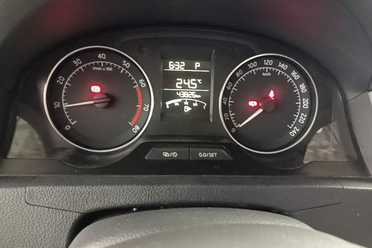 Used Skoda Rapid Spaceback 2014 1.6L Automatic Enjoyment Edition Odometer Close Up