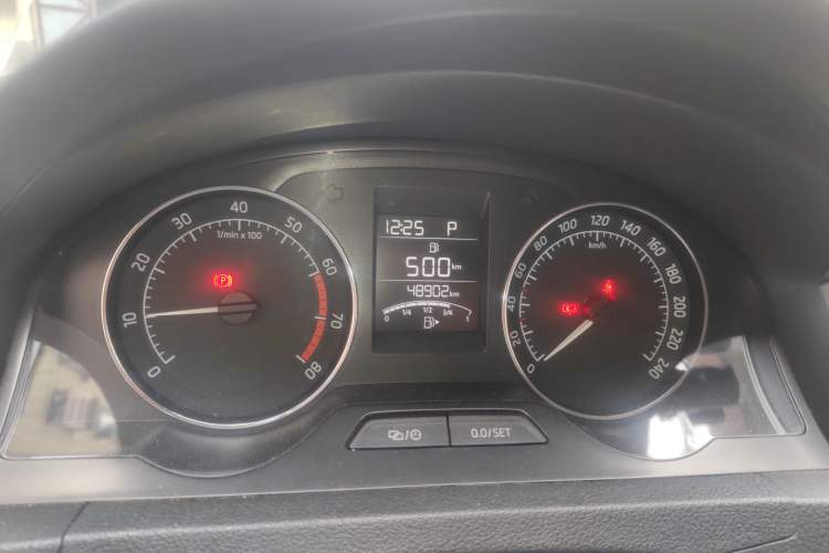 Used Skoda Rapid Spaceback 2014 1.6L Automatic Enjoyment Edition Odometer Close Up