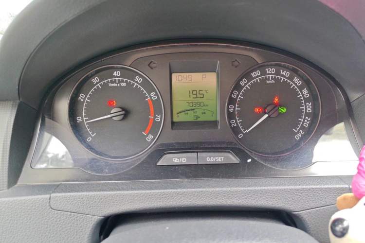 Used Skoda Rapid Spaceback 2014 1.6L Automatic Enjoyment Edition Odometer Close Up