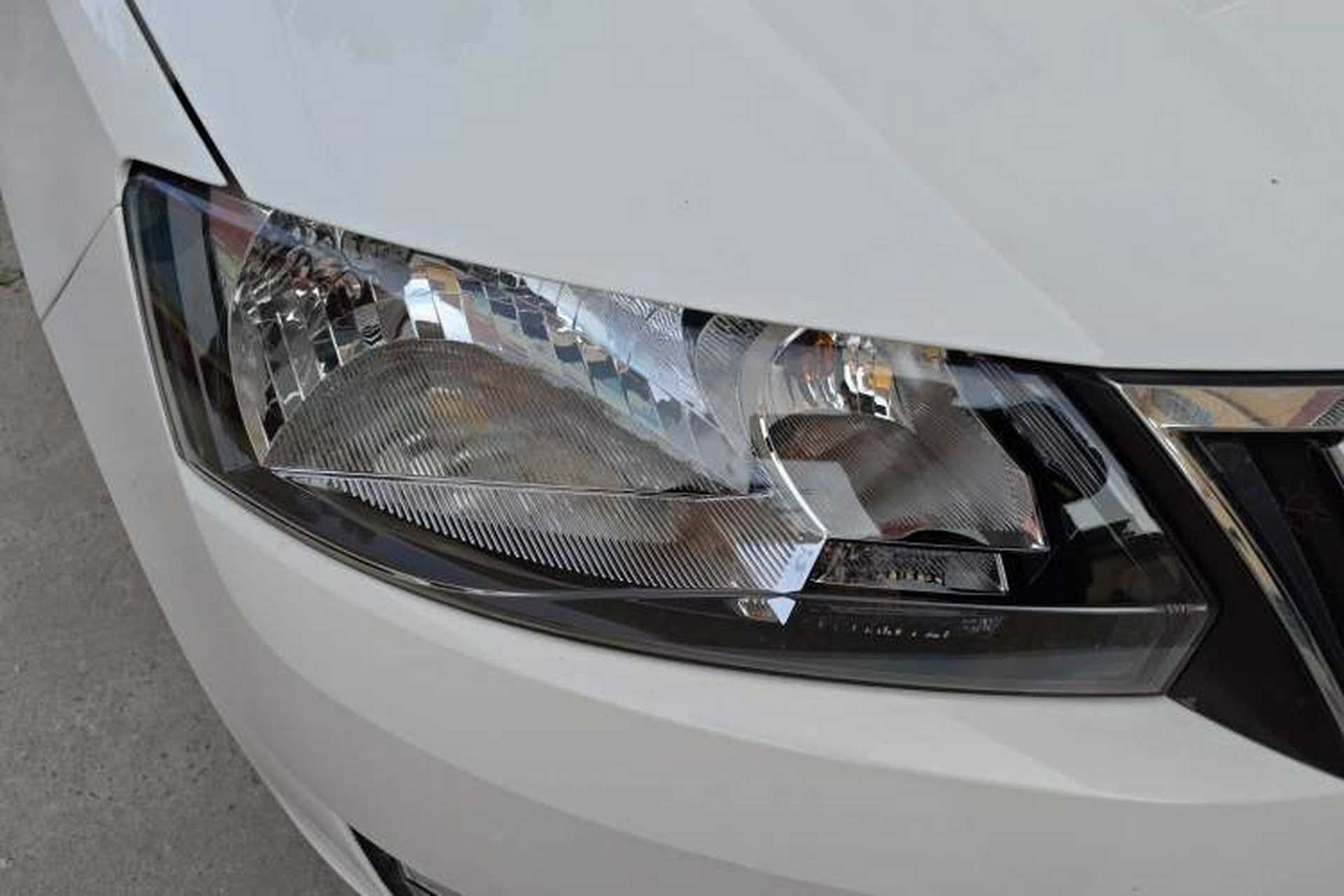 Used Skoda Rapid Spaceback 2014 1.6L Automatic Enjoyment Edition Right Front Headlight