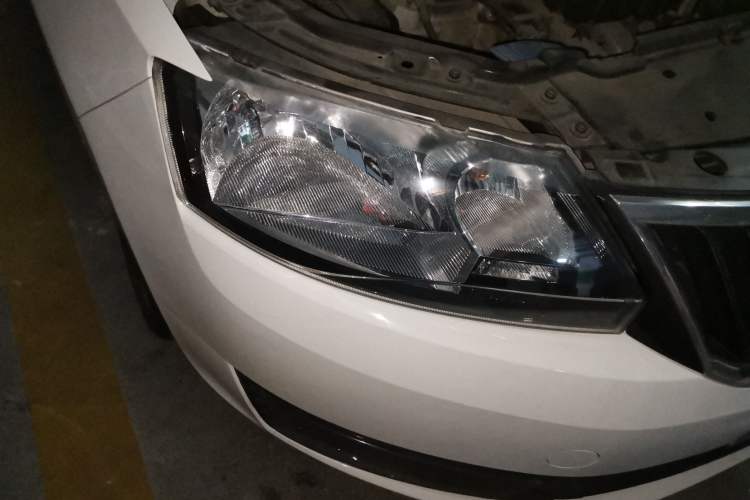 Used Skoda Rapid Spaceback  Right Front Headlight