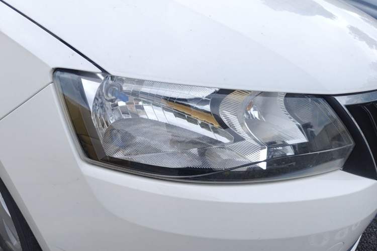 Used Skoda Rapid Spaceback 2014 1.6L Automatic Enjoyment Edition Right Front Headlight