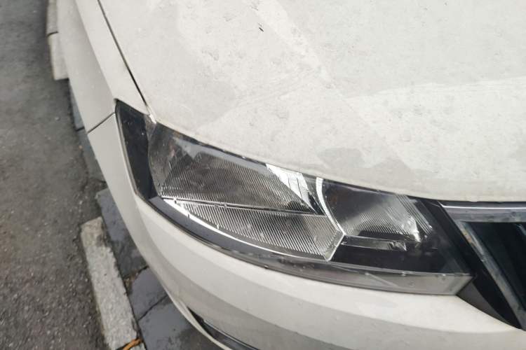 Used Skoda Rapid Spaceback 2014 1.6L Automatic Enjoyment Edition Right Front Headlight