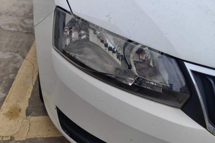 Used Skoda Rapid Spaceback 2014 1.6L Automatic Enjoyment Edition Right Front Headlight