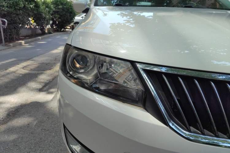 Used Skoda Rapid Spaceback 2014 1.4 TSI DSG Comfort Edition Right Front Headlight
