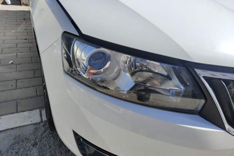 Used Skoda Rapid Spaceback 2014 1.4 TSI DSG Trend Edition Right Front Headlight