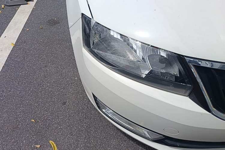 Used Skoda Rapid Spaceback 2014 1.6L Manual Enjoyment Edition Right Front Headlight