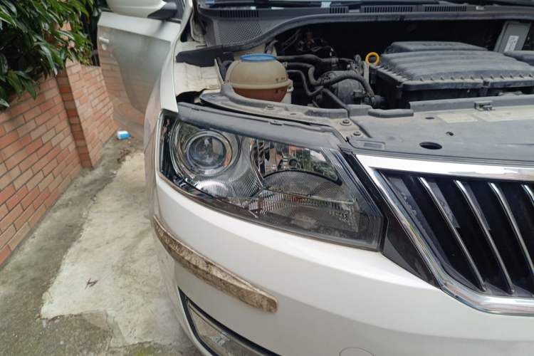 Used Skoda Rapid Spaceback 2014 1.6L Automatic Enjoyment Edition Right Front Headlight