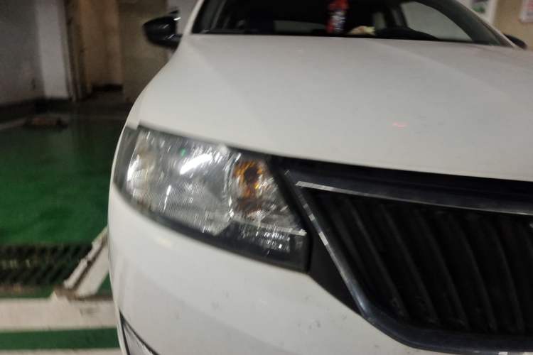 Used Skoda Rapid Spaceback 2014 1.6L Automatic Enjoyment Edition Right Front Headlight