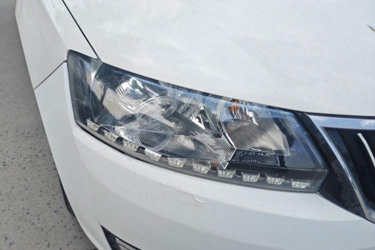 Used Skoda Rapid Spaceback 2014 1.6L Manual Enjoyment Edition Right Front Headlight