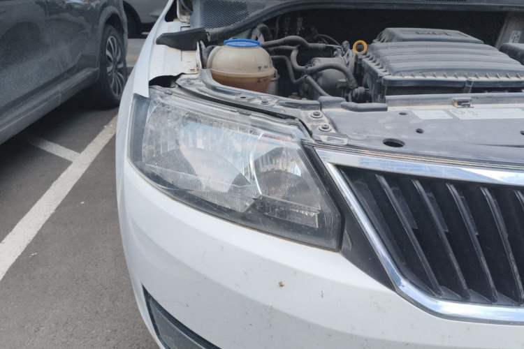 Used Skoda Rapid Spaceback 2014 1.6L Manual Enjoyment Edition Right Front Headlight