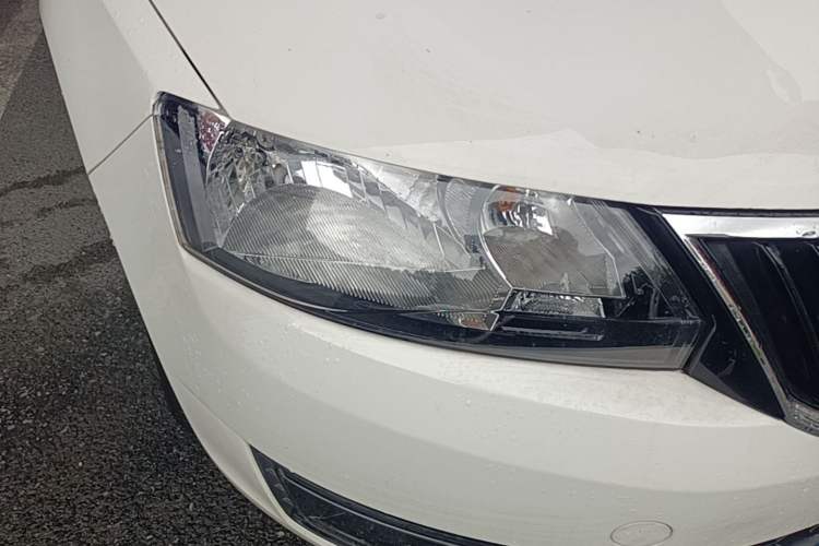 Used Skoda Rapid Spaceback 2014 1.6L Automatic Enjoyment Edition Right Front Headlight